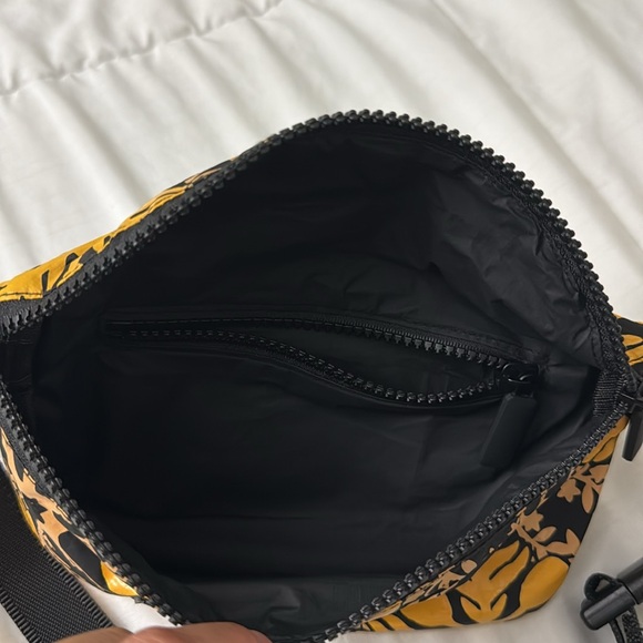 Lexbreezy Hawaii Hip Pack - Picture 4 of 4